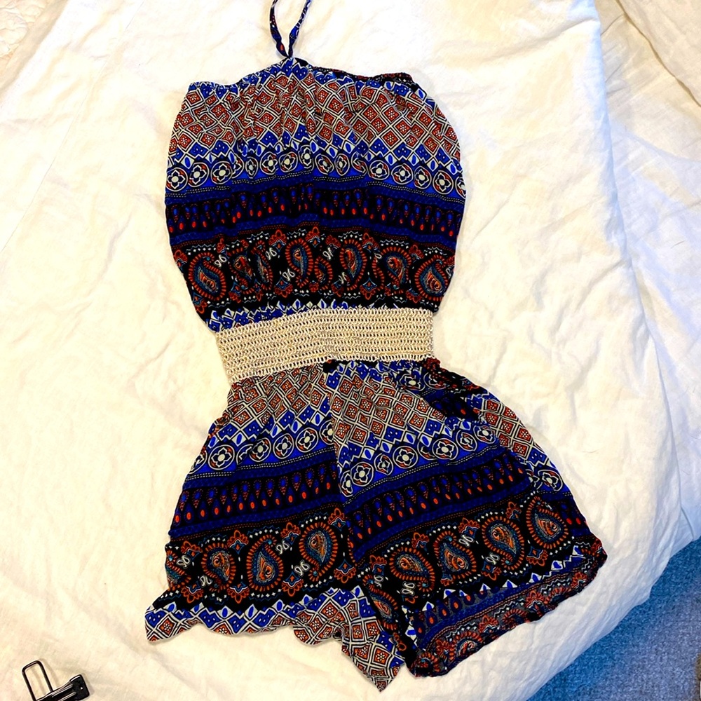 Women’s cover up/romper. One piece. Elastic center band. Size L